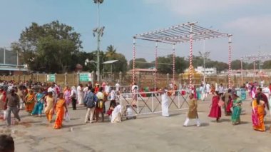 Tirupati, Hindistan - Aralık 2019. Takipçiler Tirumala tepesindeki Balaji tapınağını ziyaret ediyorlar. Hindu haccında en çok ziyaret edilen yer. Sri Venkateswara Swamy Vaari Tapınağı, Tirumala, Tirupati.