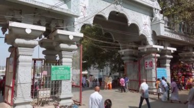 Tirupati, Hindistan - Aralık 2019. Takipçiler Tirumala tepesindeki Balaji tapınağını ziyaret ediyorlar. Hindu haccında en çok ziyaret edilen yer. Sri Venkateswara Swamy Vaari Tapınağı, Tirumala, Tirupati.