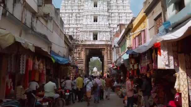 蒂鲁帕提 Tirupati India 2019年12月 被奉献者访问地鲁巴提Govinda Raja Swamy寺 — 图库视频影像