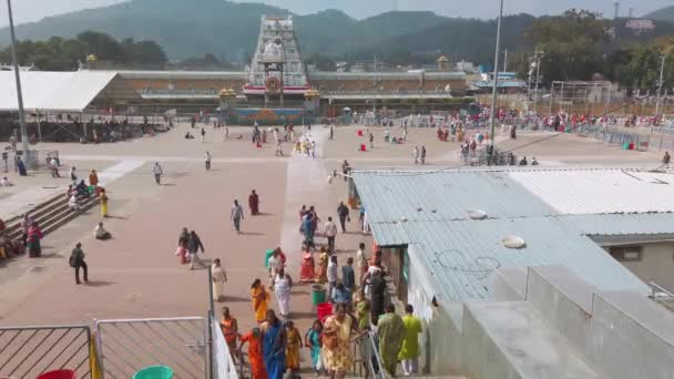 蒂鲁帕提 Tirupati India 2019年12月 虔诚的人们参观了提鲁玛拉山的巴拉吉神庙 印度教朝圣最多的地方 斯里兰卡Venkateswara Swamy Vaari Temple — 图库视频影像