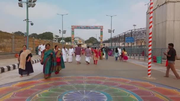 Tirupati India Приблизно Грудень 2019 Року Поклонники Відвідують Храм Баладжі — стокове відео