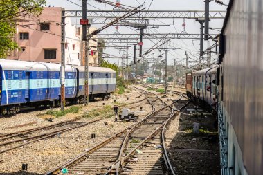 Saharanpur, Hindistan - Mart 2018. Vagon penceresinden tren ve demiryolu görüntüsü.