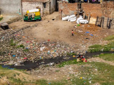Saharanpur, Hindistan - Mart 2018. Saharanpur 'daki Dhamola nehrinin kirli nehir kıyısı.
