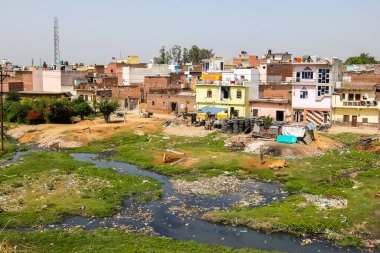 Saharanpur, Hindistan - Mart 2018. Saharanpur 'daki Dhamola nehrinin kirli nehir kıyısı.