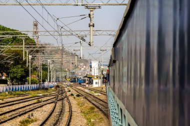 Haridwar, Hindistan - Mart 2018. Vagon penceresinden tren ve demiryolu görüntüsü.