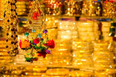 Rishikesh, Hindistan - Mart 2018. Rishikesh caddesindeki hediyelik eşya dükkanında..