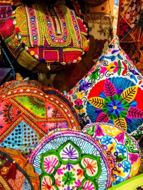 Rishikesh, Hindistan - Mart 2018. Rishikesh 'teki bit pazarında çanta ve yastıklar..