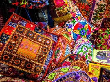 Rishikesh, Hindistan - Mart 2018. Rishikesh 'teki bit pazarında çanta ve yastıklar..