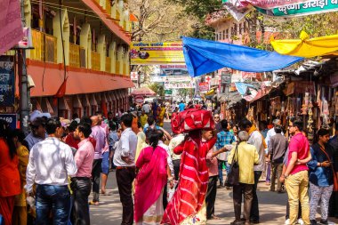 Rishikesh, Hindistan - Mart 2018. Marketteki insanlar, Rishikesh, Hindistan.
