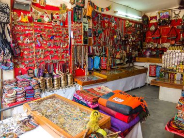 Rishikesh, Hindistan - Mart 2018. Rishikesh caddesindeki hediyelik eşya dükkanında..