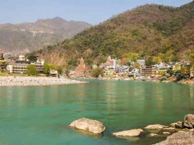 Rishikesh, Hindistan - Mart 2018. Rishikesh 'teki Ganga nehir setinin güzel manzarası