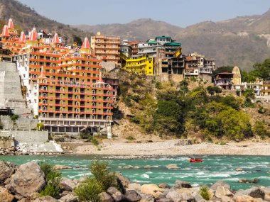 Rishikesh, Hindistan - Mart 2018. Rishikesh 'teki Ganga nehir setinin güzel manzarası