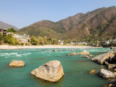 Rishikesh, Hindistan - Mart 2018. Rishikesh 'teki Ganga nehir setinin güzel manzarası