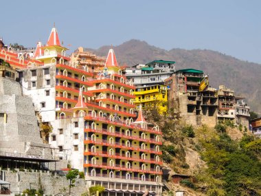 Rishikesh, Hindistan - Mart 2018. Hinduist tapınak Shri Makar Vahani Ganga Jee ve Sita Ram Dham Ashram Rishikesh 'deki Ganga nehri kıyısında