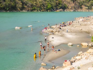 Rishikesh, Hindistan - Mart 2018. Rishikesh 'teki Ganga nehir setinin güzel manzarası