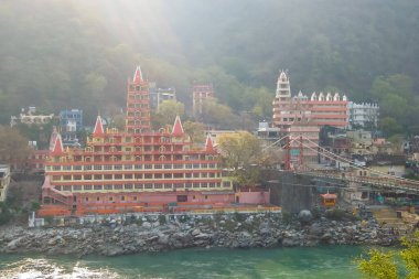 Rishikesh, Hindistan - Mart 2018. Lakshman Jhula Köprüsü ve Tera Manzil Tapınağı, Trayambakeshwar Rishikesh.