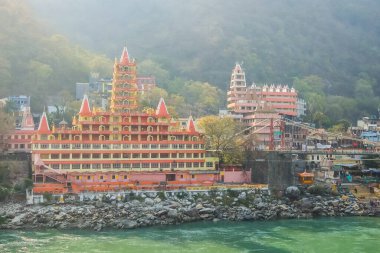 Rishikesh, Hindistan - Mart 2018. Lakshman Jhula Köprüsü ve Tera Manzil Tapınağı, Trayambakeshwar Rishikesh.