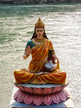Rishikesh, Hindistan - Mart 2018. Oturan Tanrıça Parvati 'nin heykeli Rishikesh' teki Ganga nehri kıyısında..