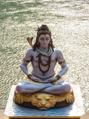 Rishikesh, Hindistan - Mart 2018. Shiva heykeli, Rishikesh 'deki Ganga nehrinde meditasyon yapıyor..