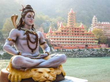 Rishikesh, Hindistan - Mart 2018. Shiva heykeli, Rishikesh 'deki Ganga nehrinde meditasyon yapıyor..