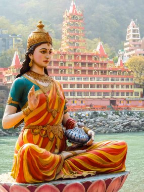 Rishikesh, Hindistan - Mart 2018. Oturan Tanrıça Parvati 'nin heykeli Rishikesh' teki Ganga nehri kıyısında..