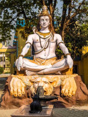 Rishikesh, Hindistan - Mart 2018. Shiva heykeli, Rishikesh 'deki Ganga nehrinde meditasyon yapıyor..