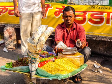 Rishikesh, Hindistan - Mart 2018. Rishikesh caddesinde yiyecek satan bir adam..