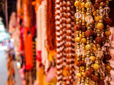 Rishikesh, Hindistan - Nisan 2018. Sokak pazarında geleneksel Hint el işi (boncuklar).