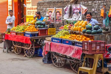 Rishikesh, Hindistan - Mart 2018. Rishikesh sokaklarında sebze pazarı.
