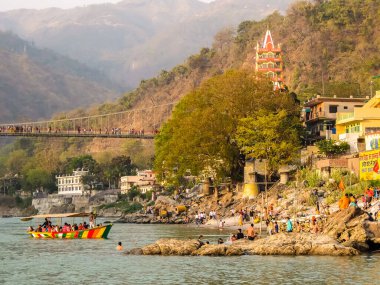 Rishikesh, Hindistan - Mart 2018. Rishikesh 'te Ganga Nehri' nde tekne gezisi..
