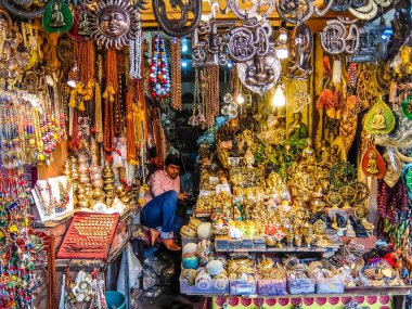 Rishikesh, Hindistan - Mart 2018. Rishikesh caddesindeki hediyelik eşya dükkanında..