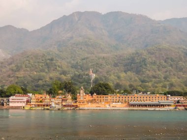 Rishikesh, Hindistan - Mart 2018. Rishikesh 'teki Ganga nehir setinin güzel manzarası