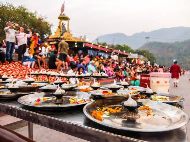Rishikesh, Hindistan - Mart 2018. Rishikesh 'te Ganga Aarti töreni.