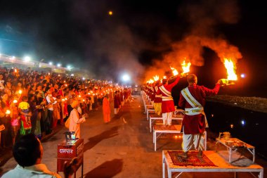 Rishikesh, Hindistan - Mart 2018. Rishikesh 'te Ganga Aarti töreni.