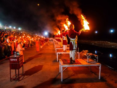 Rishikesh, Hindistan - Mart 2018. Rishikesh 'te Ganga Aarti töreni.