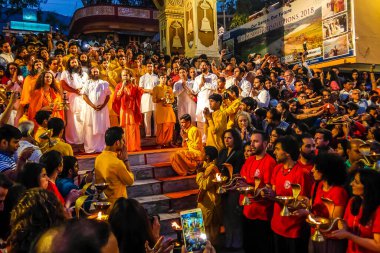 Rishikesh, Hindistan - Mart 2018. Gün batımında Parmarth Niketan ashram 'da Ganga Aarti seremonisi. Yoganın Dünya Başkenti olan Rishikesh, turistlerin de ilgisini çeken çok sayıda yoga merkezine sahip.