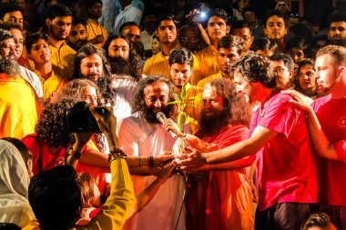 Rishikesh, Hindistan - Mart 2018. Gün batımında Parmarth Niketan ashram 'da Ganga Aarti seremonisi. Yoganın Dünya Başkenti olan Rishikesh, turistlerin de ilgisini çeken çok sayıda yoga merkezine sahip.