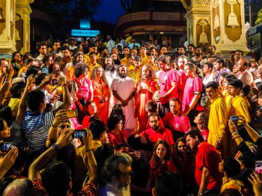 Rishikesh, Hindistan - Mart 2018. Gün batımında Parmarth Niketan ashram 'da Ganga Aarti seremonisi. Yoganın Dünya Başkenti olan Rishikesh, turistlerin de ilgisini çeken çok sayıda yoga merkezine sahip.