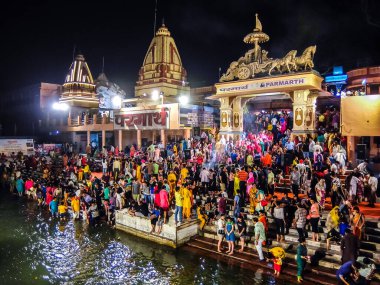 Rishikesh, Hindistan - Mart 2018. Gün batımında Parmarth Niketan ashram 'da Ganga Aarti seremonisi. Yoganın Dünya Başkenti olan Rishikesh, turistlerin de ilgisini çeken çok sayıda yoga merkezine sahip.