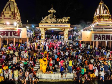 Rishikesh, Hindistan - Mart 2018. Gün batımında Parmarth Niketan ashram 'da Ganga Aarti seremonisi. Yoganın Dünya Başkenti olan Rishikesh, turistlerin de ilgisini çeken çok sayıda yoga merkezine sahip.