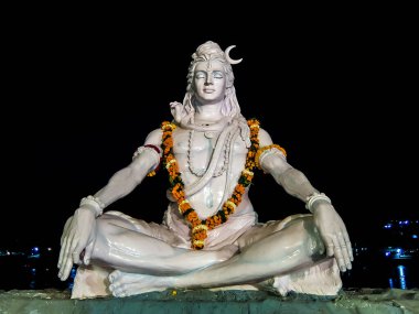 Rishikesh, Hindistan - Mart 2018. Shiva heykeli, Rishikesh 'deki Ganga nehrinde meditasyon yapıyor..