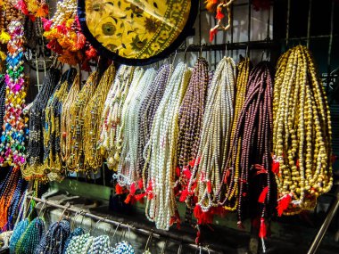 Rishikesh, Hindistan - Mart 2018. Geleneksel Hint el işi (cam boncuklar) sokak pazarında.