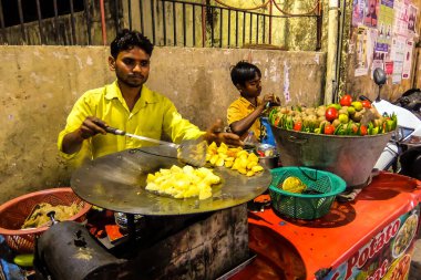 Rishikesh, Hindistan - Mart 2018. Aloo tikki (kızarmış patates pirzolası), ünlü Hint sokak yemeği..