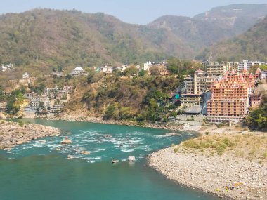 Rishikesh, Hindistan - Mart 2018. Rishikesh 'teki Ganga nehir setinin güzel manzarası