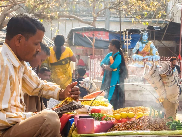 2018年3月 インド リシケッシュ リシケシの路上で食べ物を売っている男 — ストック写真