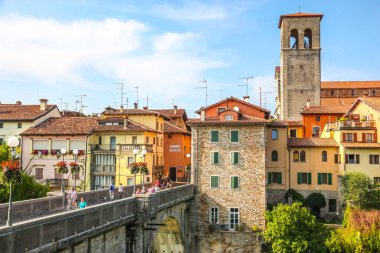 Cividale del Friuli, İtalya - Ağustos 2018. Natisone nehri üzerindeki Şeytan Köprüsü manzarası.