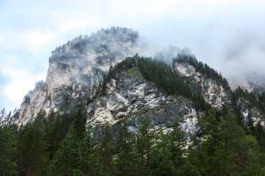 İtalya dağlarında bulutlu bir gün. Güney Tyrol bölgesindeki dağ manzarası.