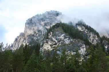 İtalya dağlarında bulutlu bir gün. Güney Tyrol bölgesindeki dağ manzarası.
