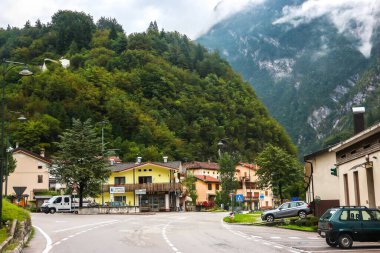 Ospitale di Cadore, İtalya - Ağustos 2018. Bulutlu bir günde Ospitale di Cadore 'un boş sokakları.