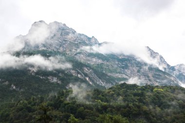 İtalya dağlarında bulutlu bir gün. Belluno bölgesindeki dağ manzarası.